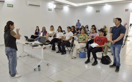 ExitoTallerLenguaSenasMuni-1-550x340