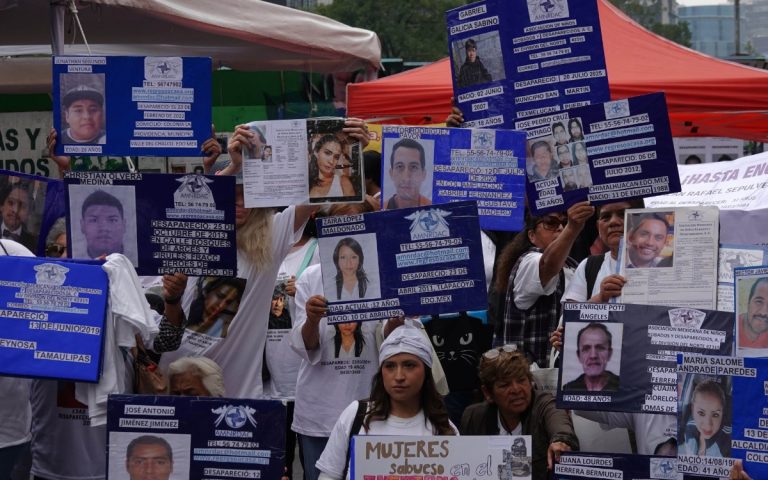 familiares-personas-desaparecidas-protestan-cdmx-fotografias-fichas-busqueda-30082025