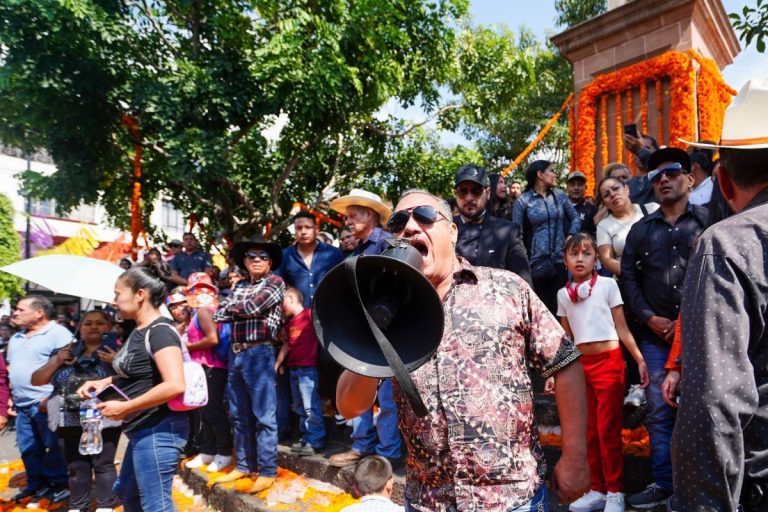 carlos-manzo-alcalde-uruapan-michoacan-funeral-corren-abuchean-bedolla-021125-1