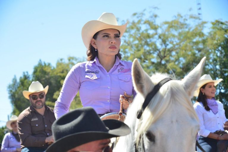 lorenia-valles-sampedro-cabalgata-con-aroma-de-mujer-2026b-1024x684