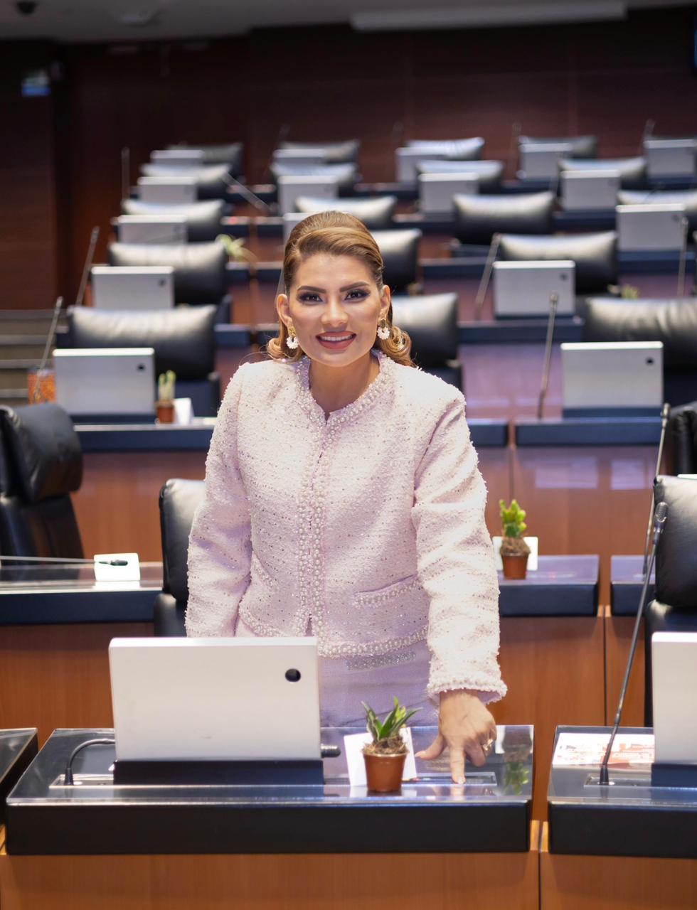 Presenta-Lorenia-Valles-iniciativa